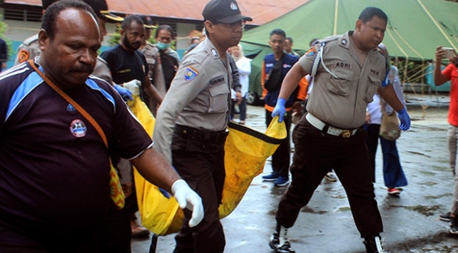 Endonezya’da köprü çöktü. 7 kişi hayatını kaybetti