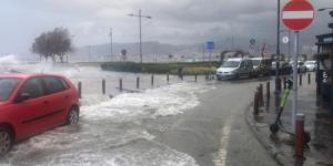 İzmir’de lodos tramvay seferlerini durdurdu