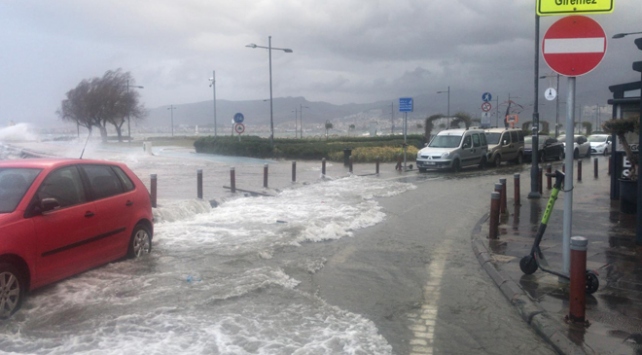 İzmir’de lodos tramvay seferlerini durdurdu