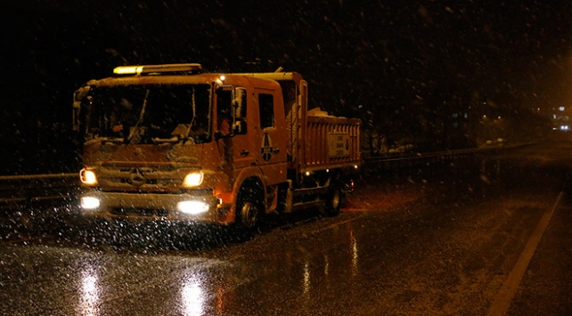 İzmir-Ankara kara yolu,tipi nedeniyle trafiğe kapandı