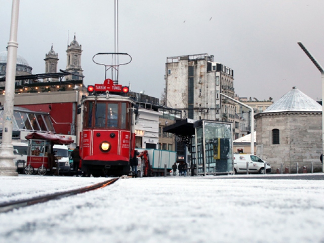 Etkili olan yağış, kentte beyaz örtü oluşturdu