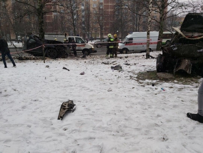 Rusya’da  araç ikiye bölünürken, 2 kişi de Öldü