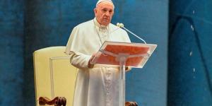 Papa Francis, meydanın ortasında tek başına görüntülendi..
