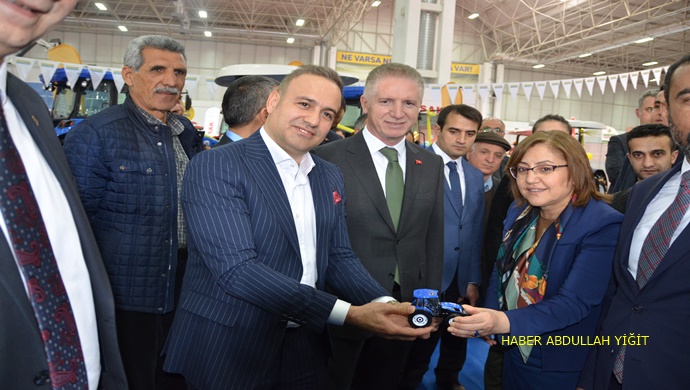 VALİ GÜL VE BAKAN BAŞKAN ŞAHİN  `DEN NEW HOLLAND TÜRKİYE BİRİNCİSİ BİLGİN TRAKTÖRE YOĞUN İLGİ