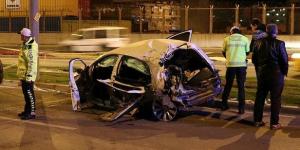 İzmir `de Kazada, sürücü ile otomobilde bulunan 3 kişi yaralandı