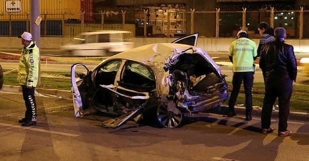 İzmir `de Kazada, sürücü ile otomobilde bulunan 3 kişi yaralandı