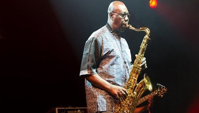Emmanuel Dibango, corona virüs nedeniyle hayatını kaybetti