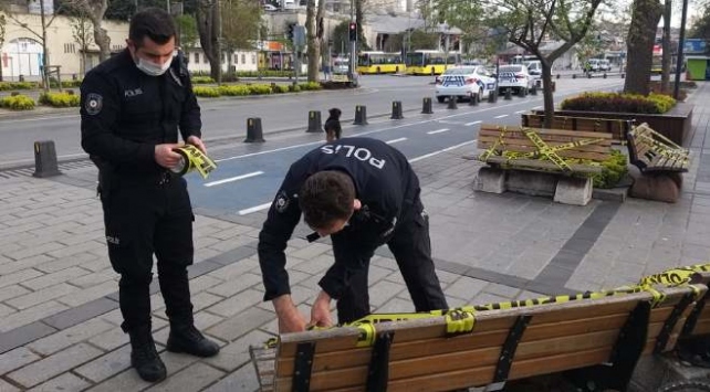 Üsküdar Meydanında polis Ekipleri, banklara şerit çekti