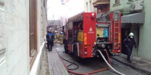 Fatih’te bulunan 4 katlı ahşap bina yangın sonucu yıkıldı