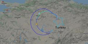 Türk Hava Yolları uçağı, gökyüzünde tur atarak ay yıldız çizdi