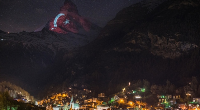 İsviçre’nin ünlü Matterhorn Dağı’na, Türk bayrağı yansıtıldı