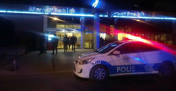 İzmir’de banka soymaya çalışan iki kişi suçüstü yakalandı