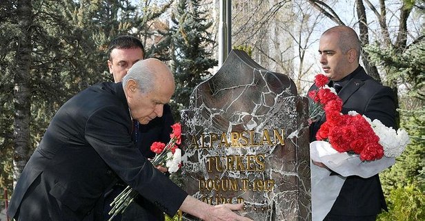 Bahçeli, Türkeş’in, vefatının 23. yılında Anıtmezarını ziyaret etti