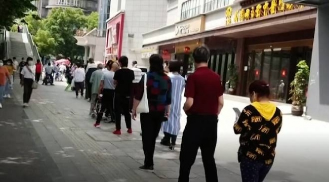 Wuhan kentinde halk, koronavirüs Testi için kuyrukta