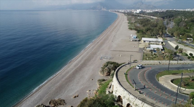 Antalya’da, sıcaklık, etkisini arttırarak 42,7 dereceye yükseldi.