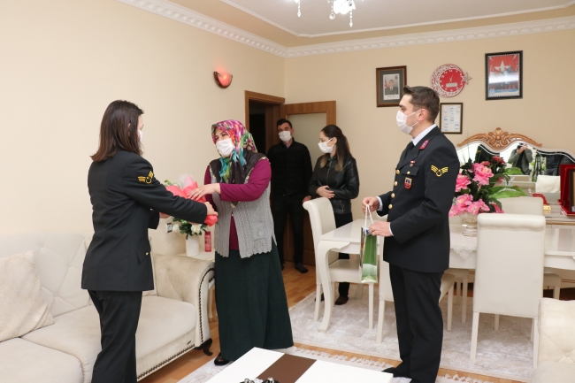 jandarma personeli, şehit annelerini Unutmadı