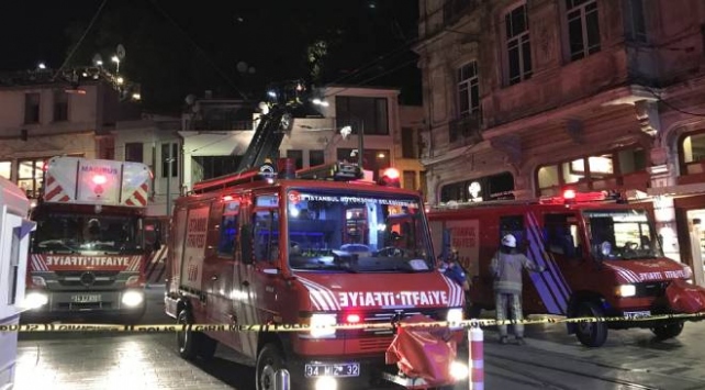 İstanbul Beyoğlu’nda giyim mağazasında çıkan yangın