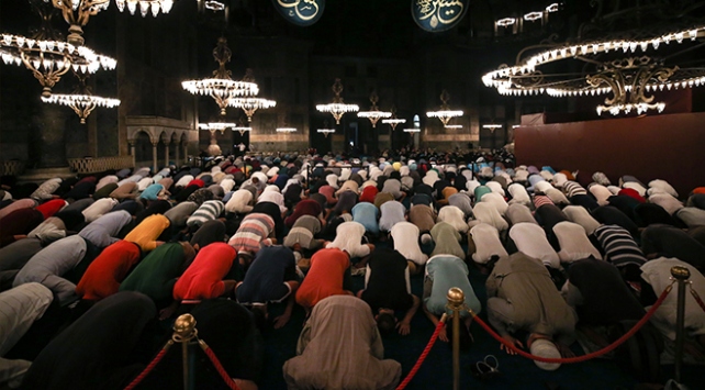 Ayasofya-i Kebir Cami-i Şerifi’nde ilk sabah namazı eda edildi