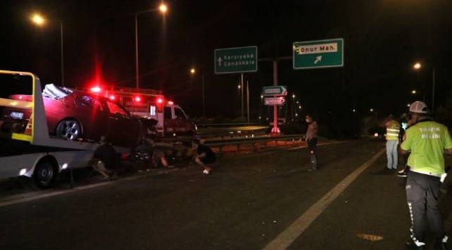İzmir’in Bayraklı ilçesinde bariyerlere çarpan sürücü öldü