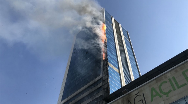 Ankara’nın Söğütözü semtinde bulunan bir iş merkezinde yangın çıktı