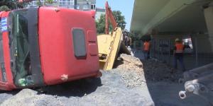 Bakırköy’de Hafriyat Kamyonu Çukura Devrildi!