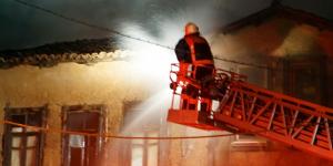 Kütahya’da iki katlı ahşap binada yangın