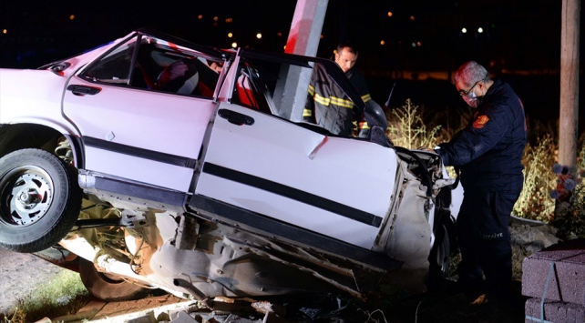 Tokat’ta, elektrik direğine çarparak ikiye bölünen otomobilin sürücüsü Öldü