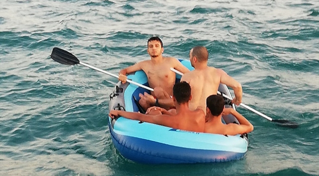 Lastik botla denizde mahsur kalan 4 kişi kurtarıldı