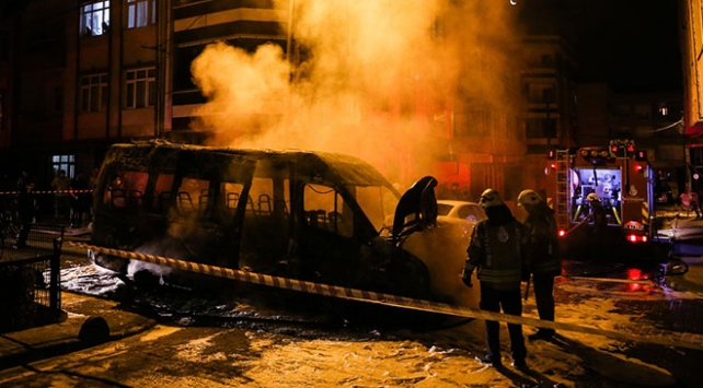 İstanbul Küçükçekmece’de servis minibüsü yandı