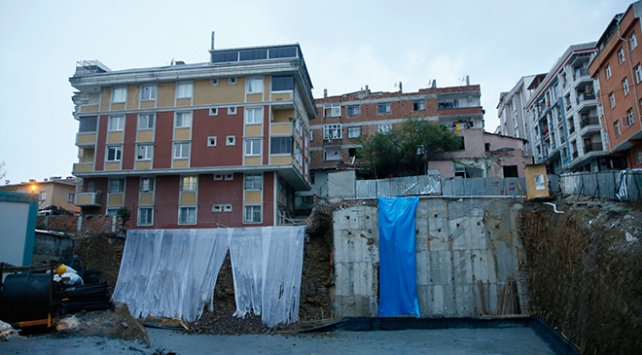 Gaziosmanpaşa’da toprak kayması nedeniyle bir bina tahliye edildi