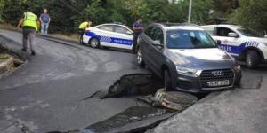 Beşiktaş’ta yol çöktü, otomobil çukura düştü