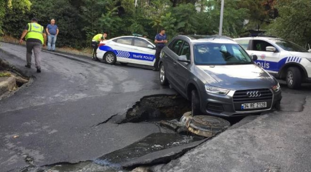 Beşiktaş’ta yol çöktü, otomobil çukura düştü