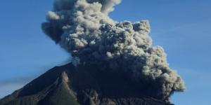 Sinabung Yanardağı kül püskürtmeye devam ediyor