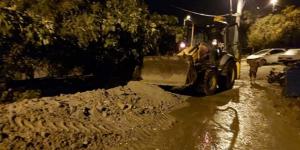 Sağanak ve dolu nedeniyle ev ve iş yerlerini su bastı