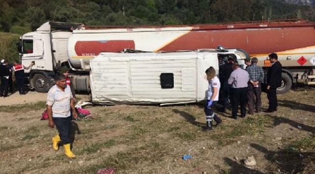 Antalya’da servis minibüsü tıra çarptı: 12 yaralı