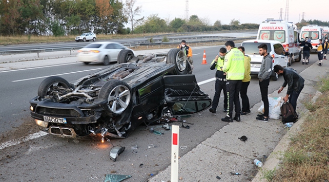Anadolu Otoyolu’nda lastiği patlayan otomobil takla attı: 4 yaralı