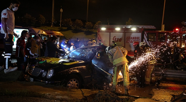 Kartal’da otomobilin bariyerlere çarpması sonucu 2 kişi yaralandı.