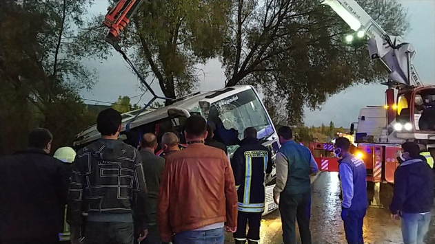 Isparta’da midibüsle otomobil çarpıştı: 1 ölü, 24 yaralı