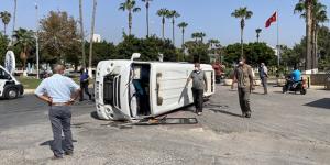 Mersin’de yolcu minibüsü devrildi: 3 yaralı