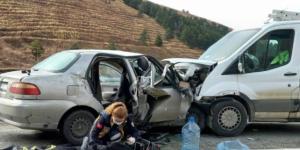 Otomobil ile kamyonet çarpıştı: 7 yaralı