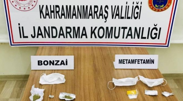 Cerrahi maskeye uyuşturucu saklayan 2 kişi yakalandı