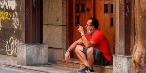 Yürürken sigara içilemeyecek!