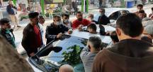 Sunroof’a sıkışan çocuğu esnaf kurtardı