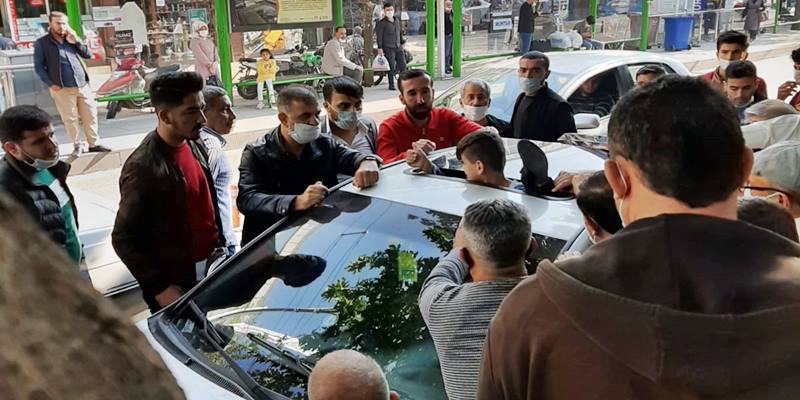 Sunroof’a sıkışan çocuğu esnaf kurtardı
