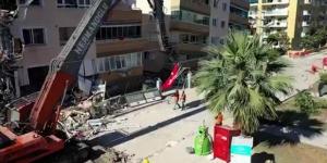 AFAD’dan bayrak hassasiyeti: Düştüğünü görünce alıp kaldırdılar