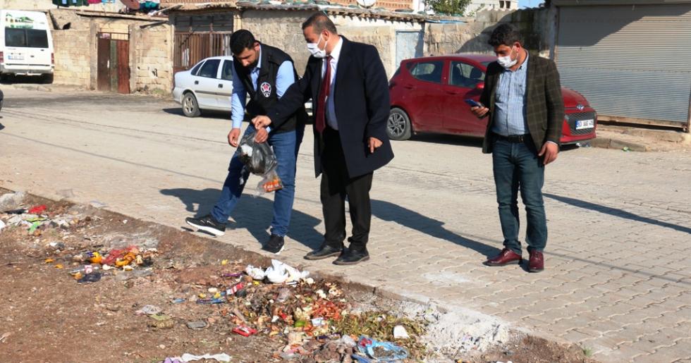 Akçakale’de temizliği zabıtalar elle mi yapıyor