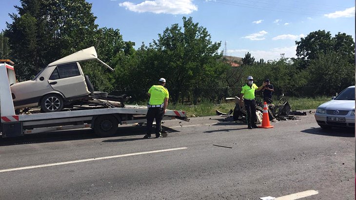 Ortadan ikiye bölündü, sürücü öldü 10 kişi de yaralandı