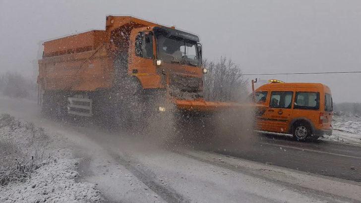 İstanbul’da kar yağışı sonrası Çatalca beyaza büründü! Çevre illerde de etkili oluyor