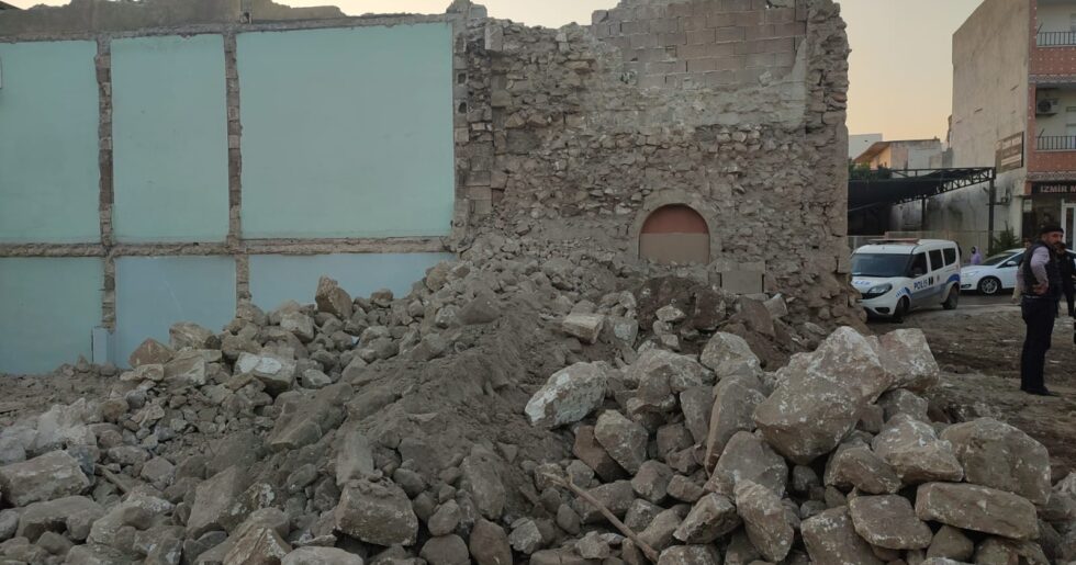 Tarihi Evi Yıkıp Otopark Yapmak İsterken Tarihi Camiye Zarar Verdiler