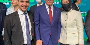 Gelecek Partili Ahmet Bakır; Gelecek partisi 2. Yılı kutlamasına şarkı armağanında bulundu.